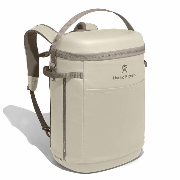 carryouttm-backpack-22-l-j7 18pco114-carryout-backpack-22l-oat-angled_1.jpg