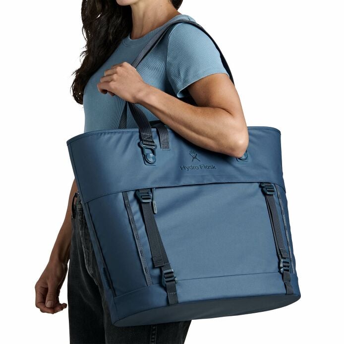 carryouttm-soft-cooler-tote-30-l-t3 250815_hydro_s26_hb_14614_2.jpg