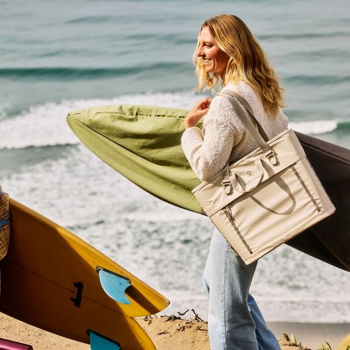 carryouttm-soft-cooler-tote-20-l-g6 hf_carryout_bouwer_d1_l1_torrey_pines_lifestyle_1142_1_1.jpg
