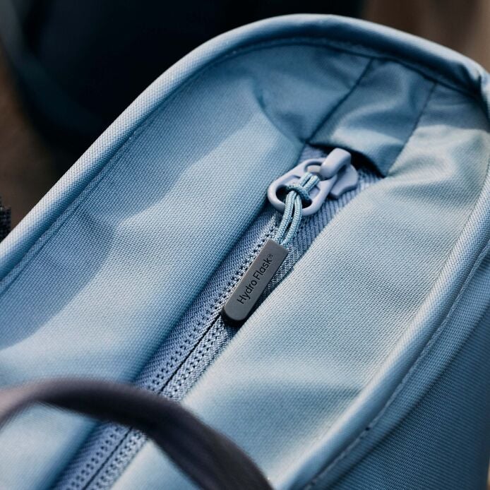 carryouttm-soft-cooler-tote-10-l-m2 hf_carryout_bouwer_d1_l1_torrey_pines_still_life_0112_4.jpg