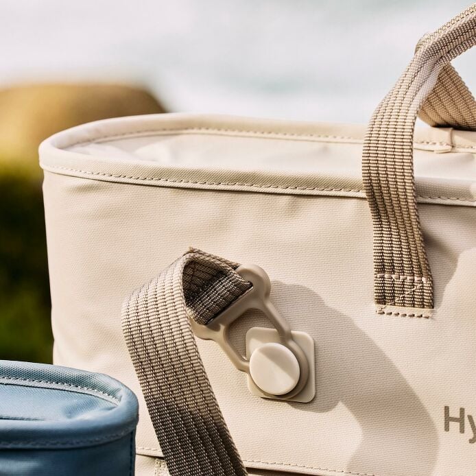 carryouttm-soft-cooler-tote-10-l-m2 hf_carryout_bouwer_d1_l1_torrey_pines_still_life_0123_4.jpg