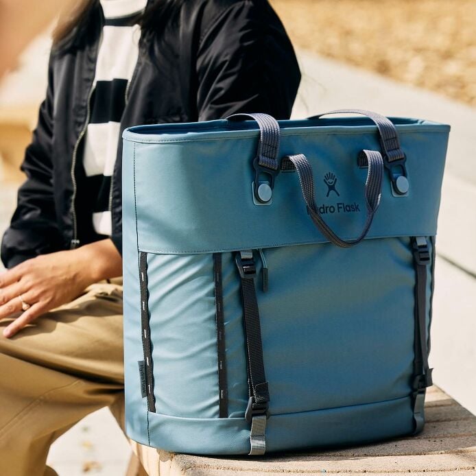 carryouttm-soft-cooler-tote-30-l-t3 hf_carryout_bouwer_d2_l2_parking_soccer_1930_1_1.jpg