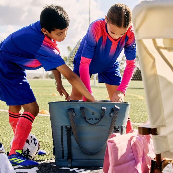 carryouttm-soft-cooler-tote-30-l-t3 hf_carryout_bouwer_d2_l2_parking_soccer_2454_1_1.jpg