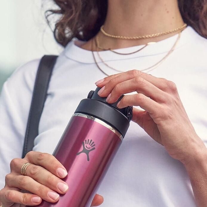 32-oz-lightweight-chug-cap-bottle-y4 hf_s26_lightweight_mcinnis_5123_1_8.jpg